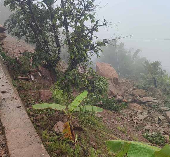 पहिरोले मध्यपहाडी लोकमार्ग अवरुद्ध, बोलबमका लागि हलेसी आउने तीर्थालु अलपत्र